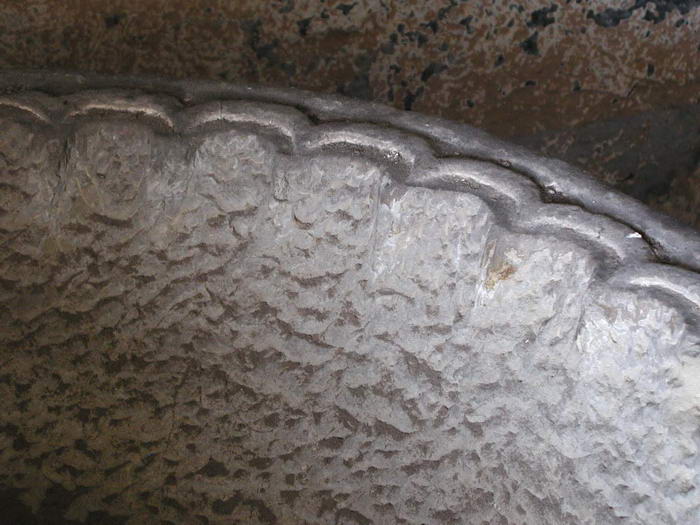 DETALLE DECORACIÓN DE LA PILA BAUTISMAL